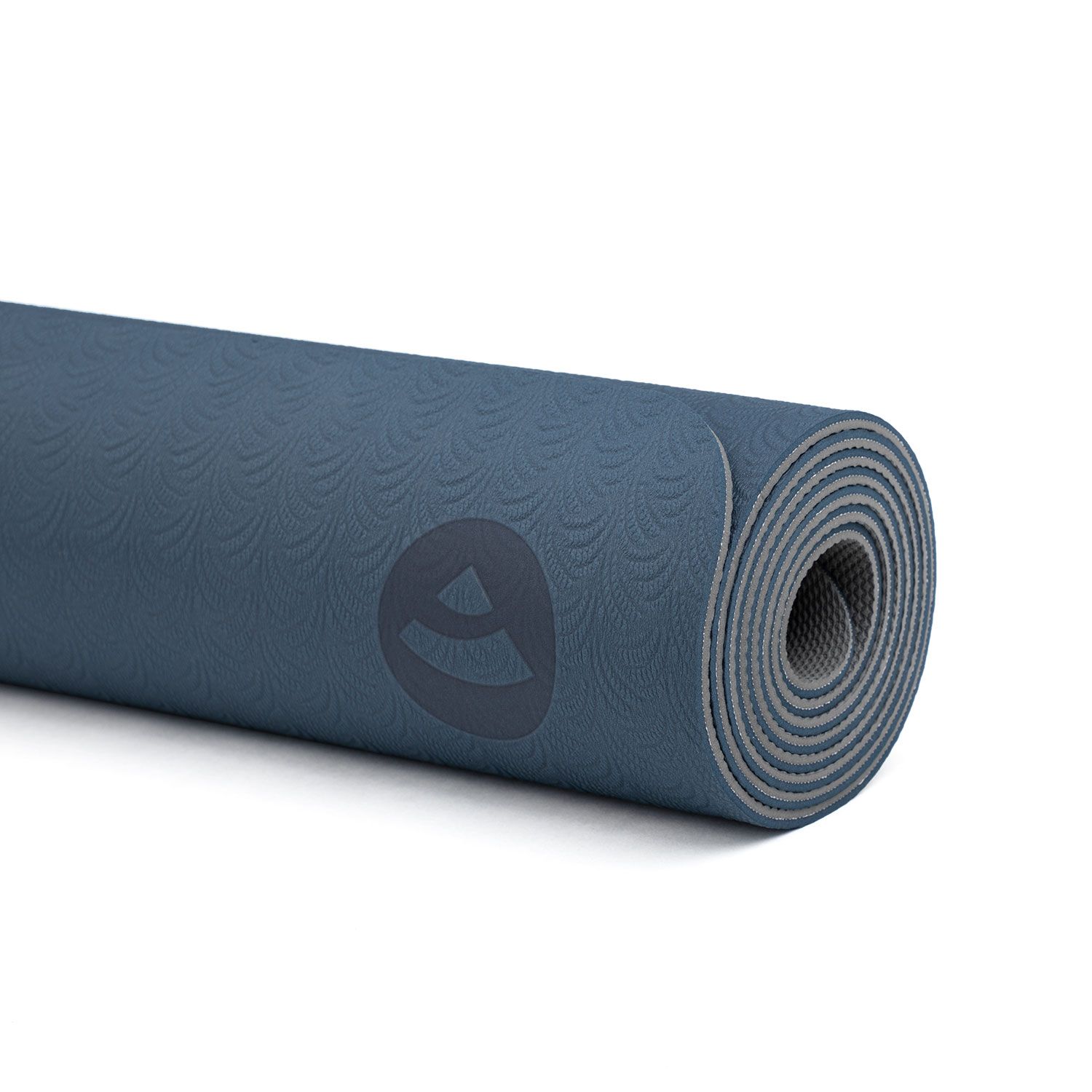 Gerollte Yogamatte, dunkelblau mit grauem Rand. Logo auf der Oberfläche. TPE-Material.