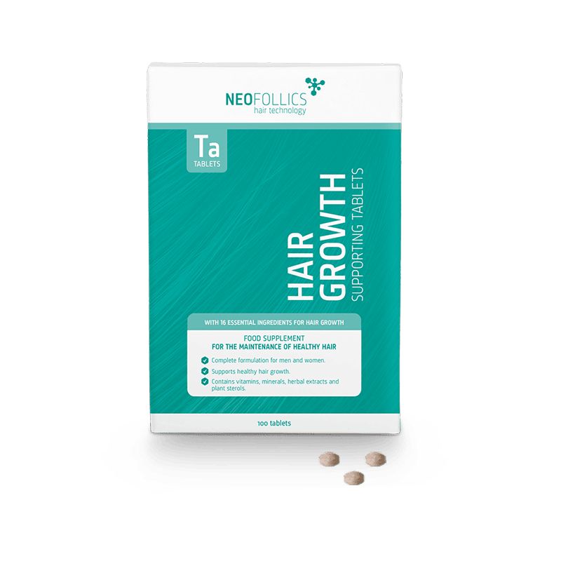 Verpackung und drei Tabletten Neofollics Haarwachstum unterstützend.