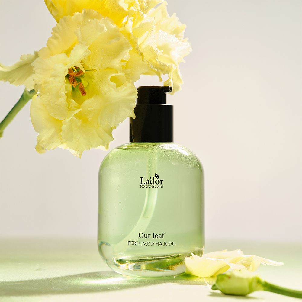 Lador Our leaf Perfumed Hair Oil in einer Glasflasche mit Pumpspender.