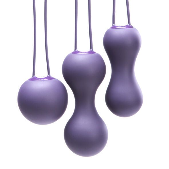 Drei violette progressive Geisha-Kugeln mit Schnüren, auf weißem Hintergrund.