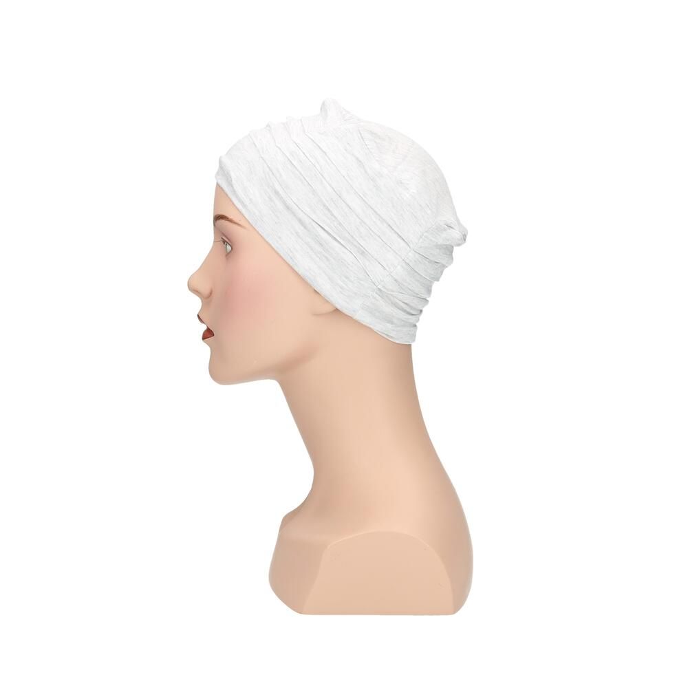 Weißer Turban auf Büste. Profilansicht. Geripptes Material.