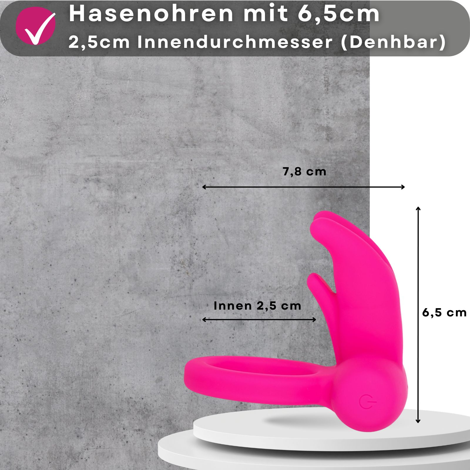 Pinkfarbener Penisring mit Hasenohren, Maße: 7,8 x 6,5 cm, Innendurchmesser 2,5 cm. Auf Podest.