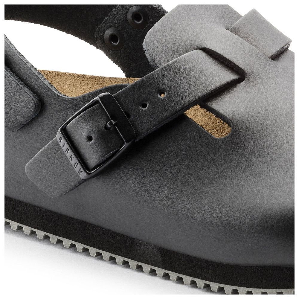 Detailaufnahme eines schwarzen Schuhs. Sichtbar: Riemen, Schnalle mit BIRKEN-Schriftzug.