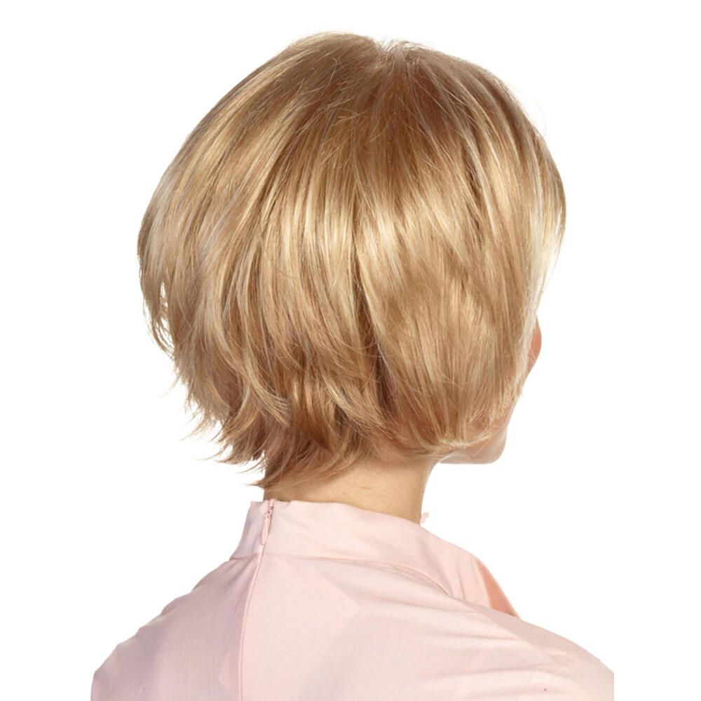 Rückansicht einer blond gefärbten Perücke mit kurzem, gestuftem Schnitt. Die Perücke bedeckt den Hinterkopf.