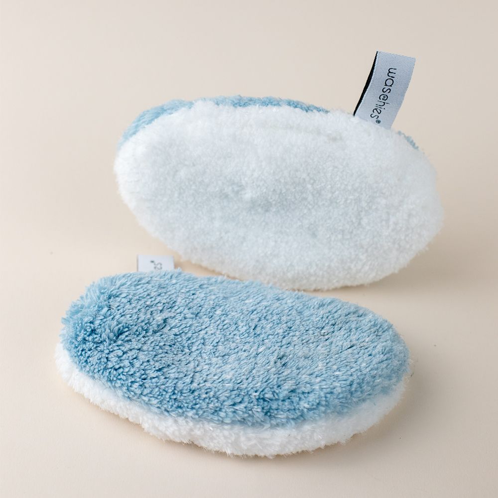 Zwei ovale Abschminkpads, blau und weiß. Label "waschies".