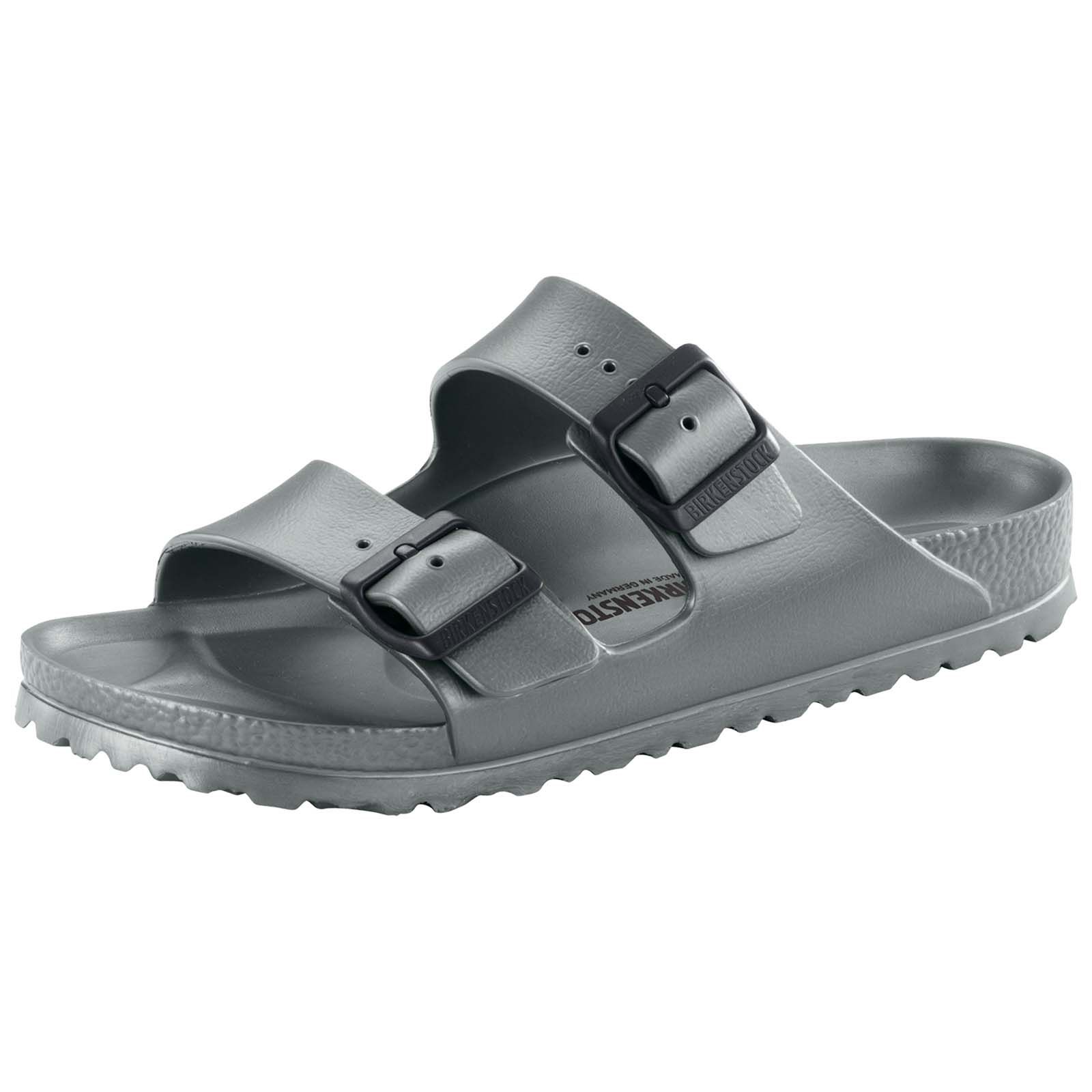 Sandalo color argento con due fibbie nere. Marchio Birkenstock visibile. Materiale plastico.