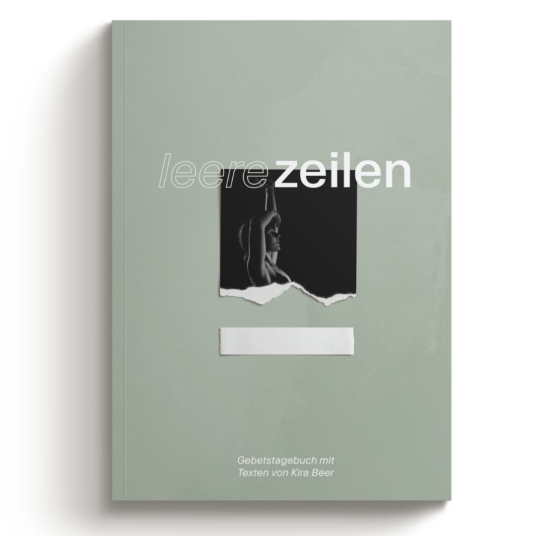Buch mit dem Titel „leere zeilen“. Auf dem Cover ein Schwarz-Weiß-Bild und ein weißes Rechteck. Untertitel: Gebetstagebuch mit Texten von Kira Beer.
