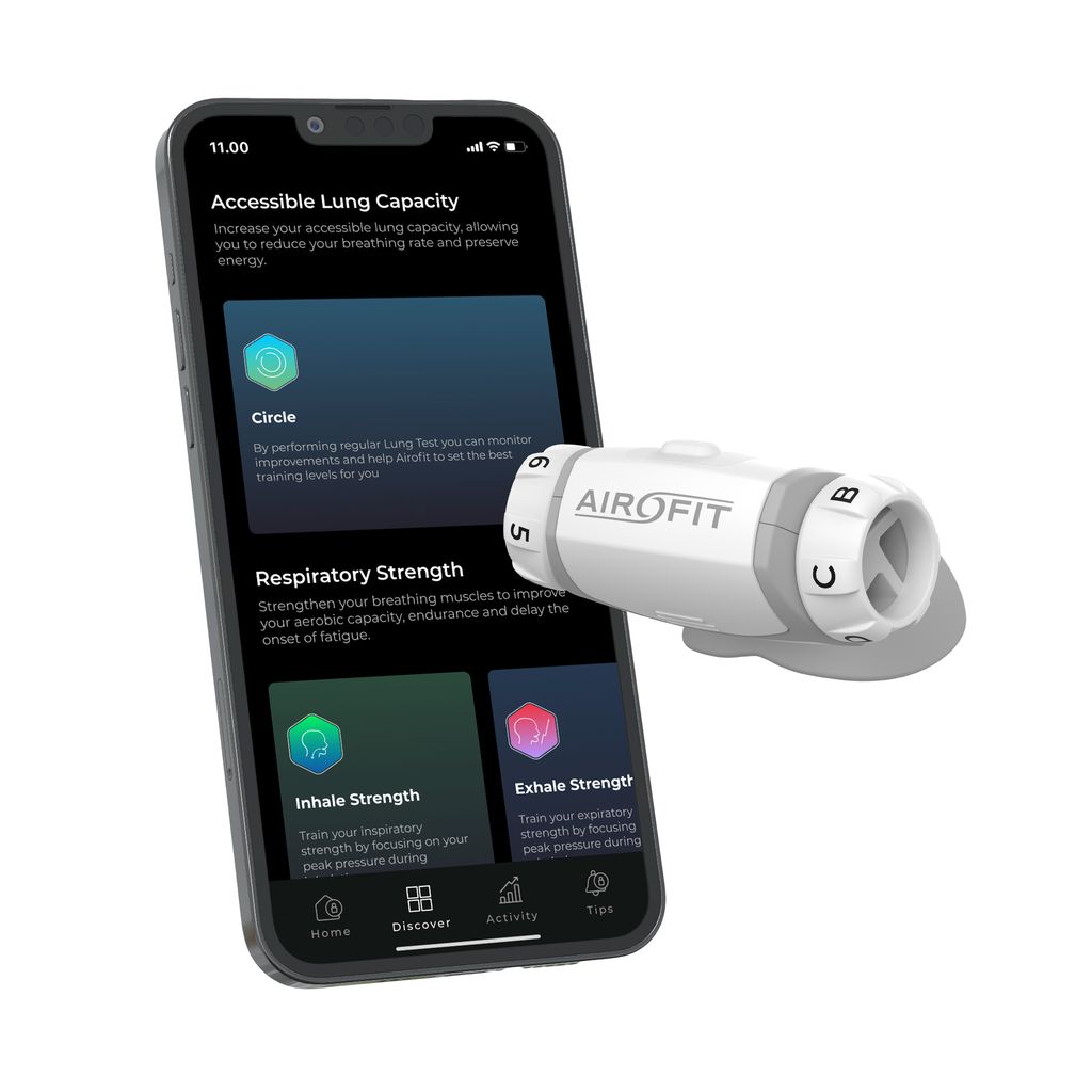 Atemtrainer neben Smartphone. Smartphone zeigt App-Oberfläche mit Lungentraining-Informationen. Airofit-Logo sichtbar.
