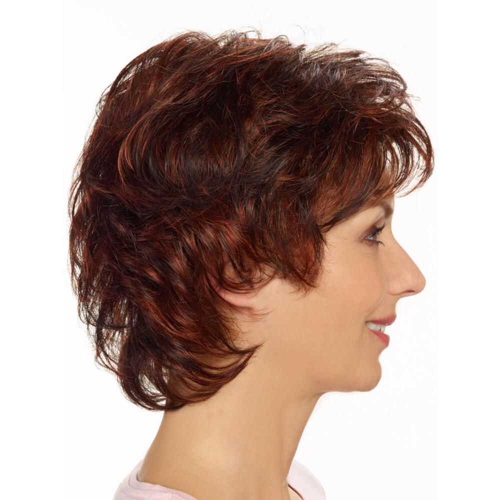 Kurzhaarperücke, rotbraun, gewellt. Profil einer Frau mit Perücke. Helle Haut, rosa Oberteil.