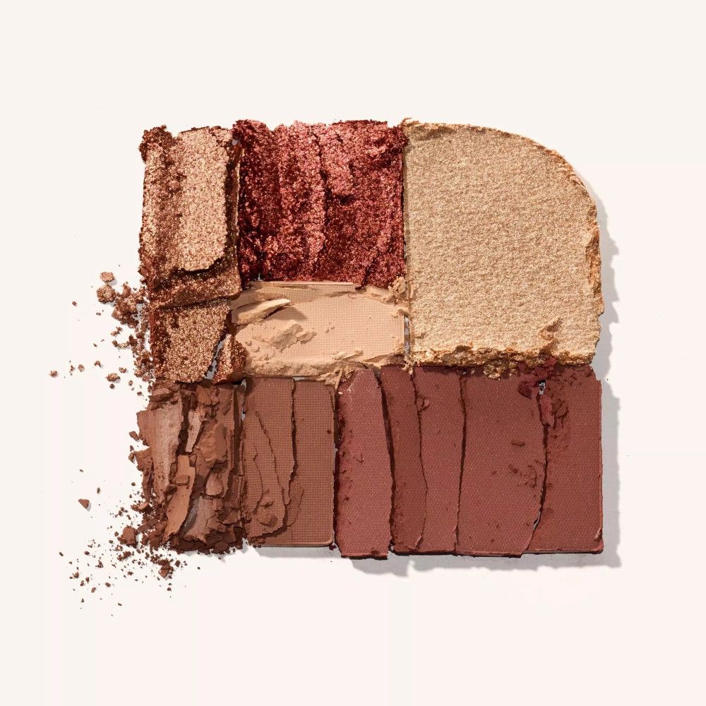 Sechs Farbtöne der Catrice Cozy Glow Palette. Verschiedene Texturen und Farben, darunter Braun-, Rosa- und Goldtöne.