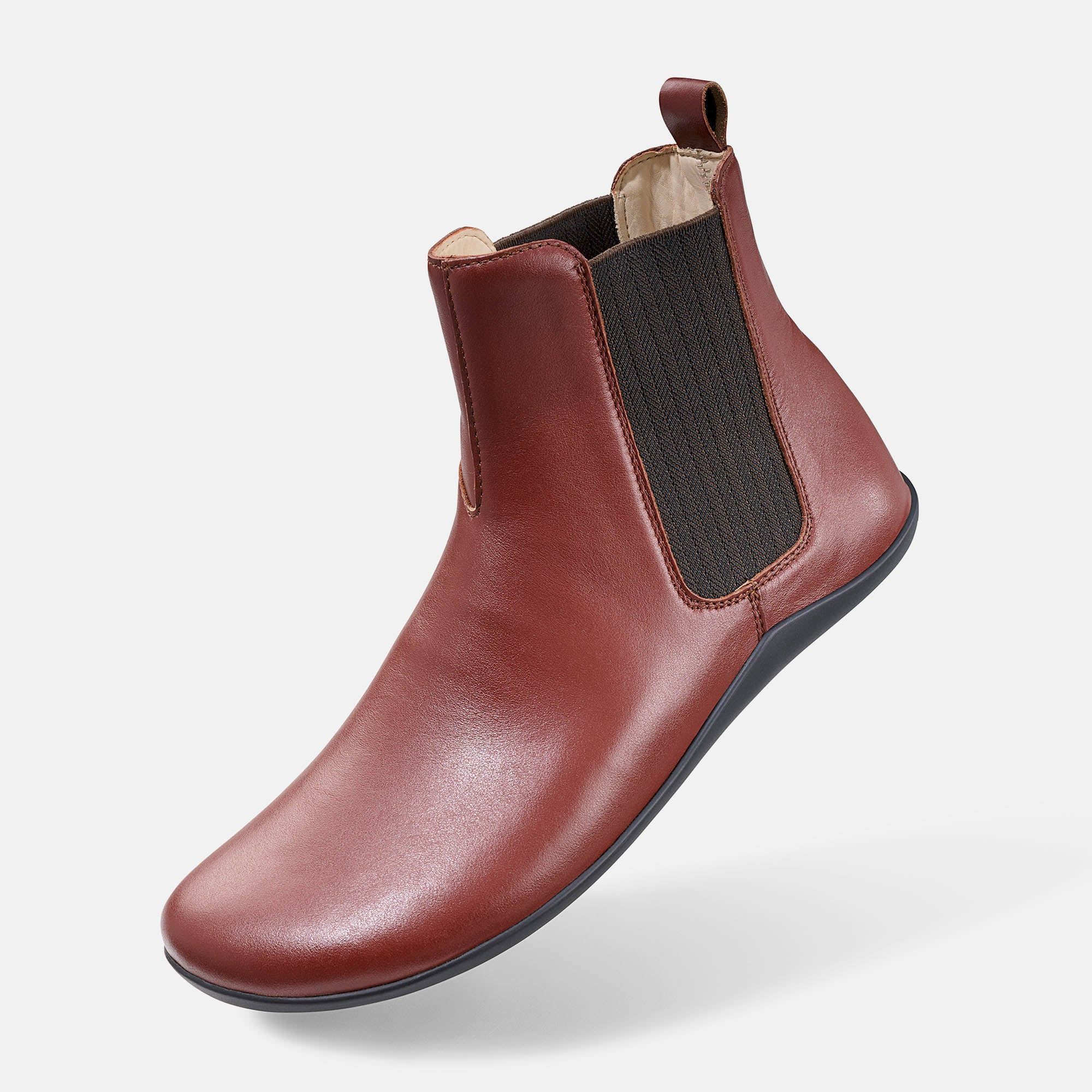 Braune Stiefelette mit elastischem Einsatz. Flache Sohle, Zuglasche am Schaft. Lederoptik.