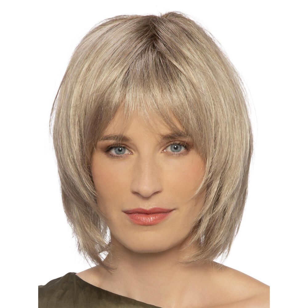 Perücke Renée von trendhair, blond, mit Pony. Frontale Ansicht einer Frau.