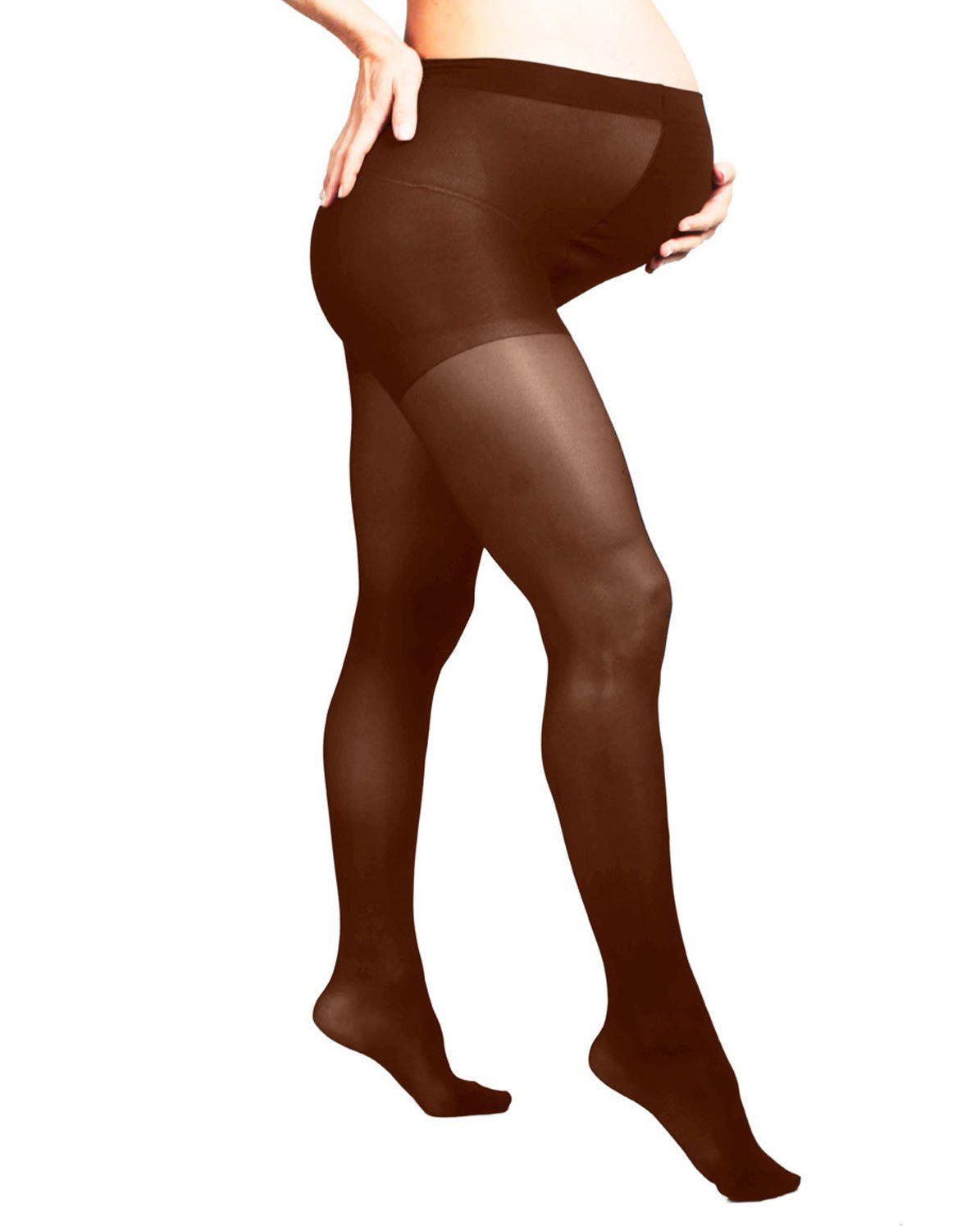 Braune Schwangerschaftsstrumpfhose, 40 Den, am Körper einer Person. Blick von der Seite, die Hände halten den Bauch.