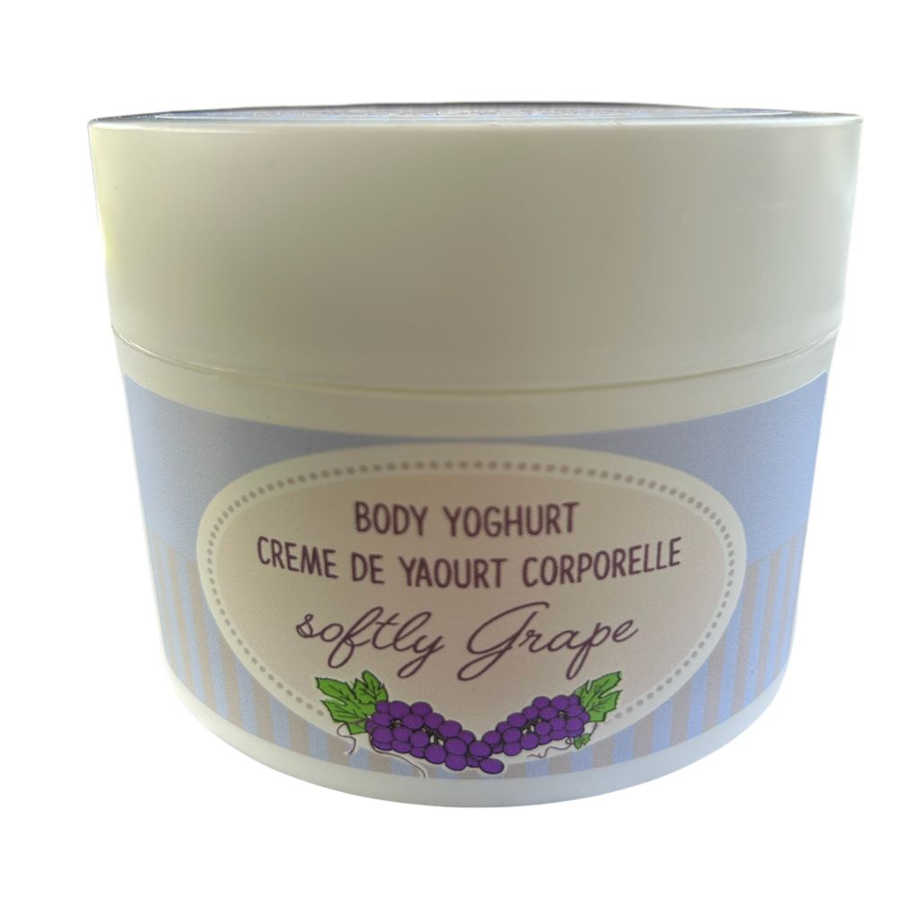 Creme-Behälter mit Aufschrift "Body Yoghurt Creme de Yaourt Corporelle softly Grape". Hellblauer Hintergrund mit Trauben-Illustration.