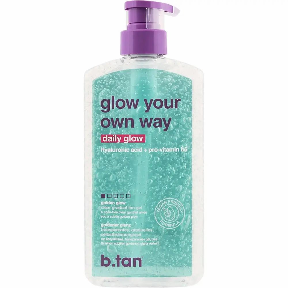 Transparente Flasche mit lila Pumpe. Aufschrift: "glow your own way daily glow". Enthält Hyaluronsäure und Pro-Vitamin B5. Vegan.
