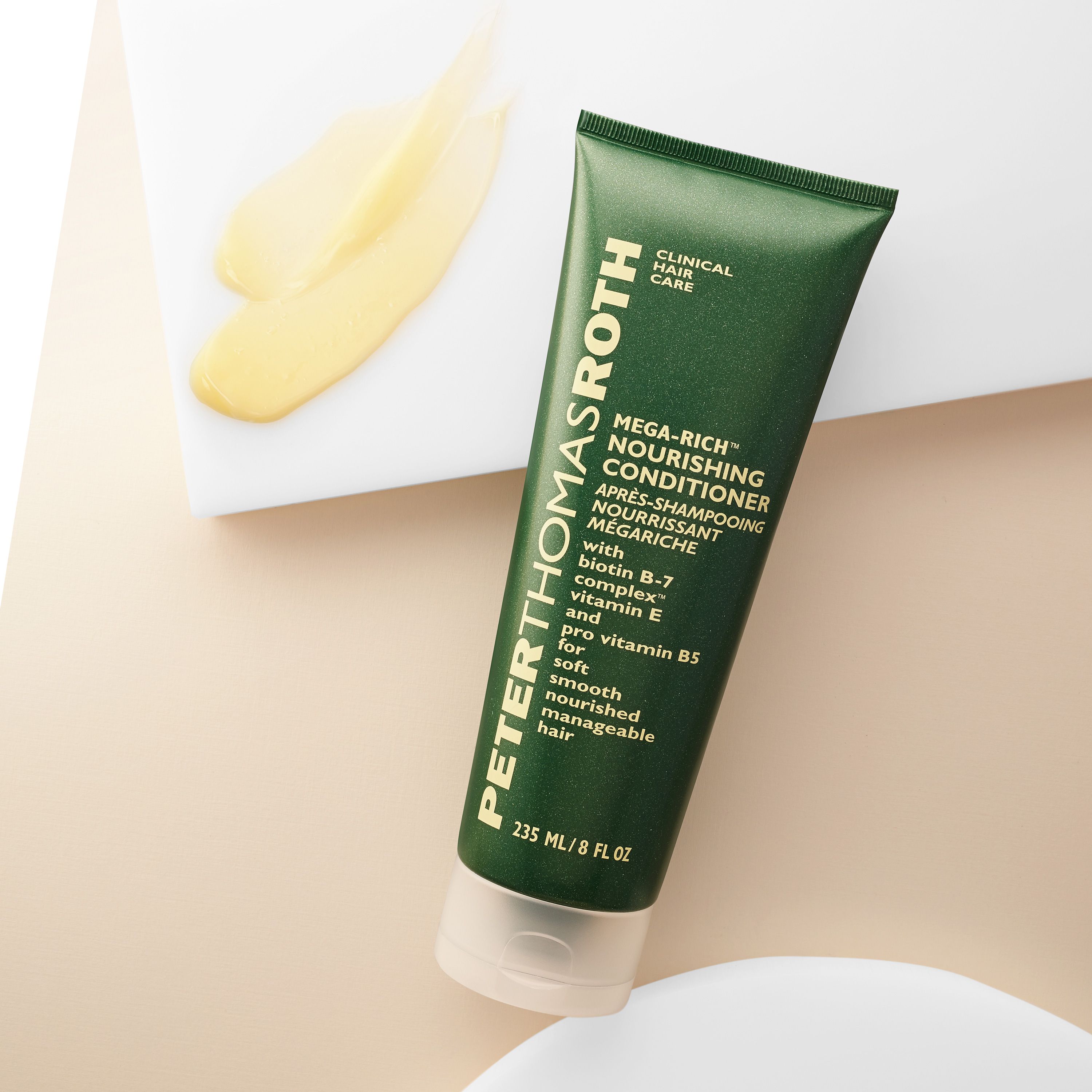 Grüne Tube mit "Peter Thomas Roth" und "Mega-Rich Nourishing Conditioner" Aufschrift. 235 ml/8 fl oz. daneben gelbe Creme.