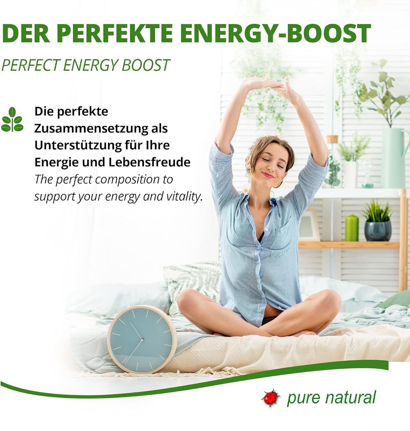 Frau sitzt auf Bett, Arme über Kopf. Auf dem Nachttisch Uhr und Pflanzen. Text: DER PERFEKTE ENERGY-BOOST.