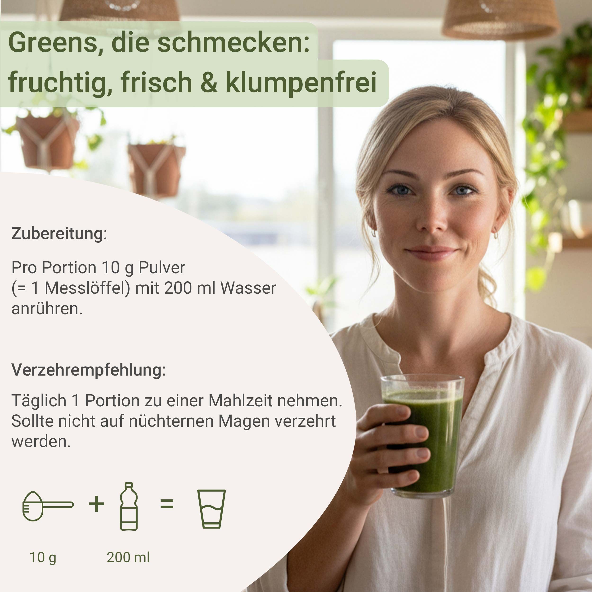 Frau mit Glas grüner Flüssigkeit. Text: Zubereitung: 10g Pulver + 200ml Wasser. Verzehrempfehlung: Täglich 1 Portion zu einer Mahlzeit.