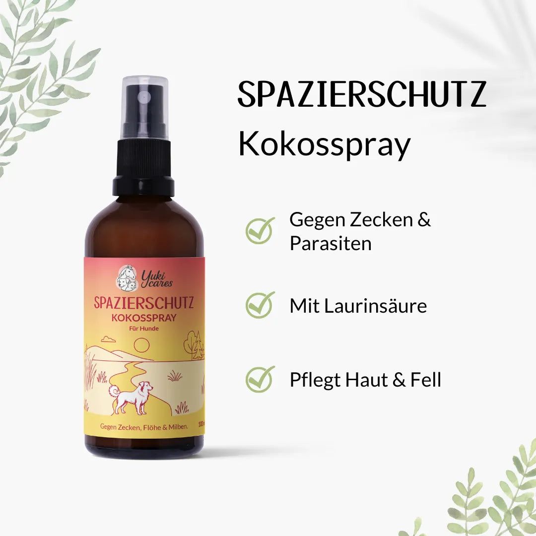 Braune Sprühflasche mit Etikett. Text: Spazierschutz Kokosspray. Grüne Häkchen mit Texten: Gegen Zecken & Parasiten, etc.