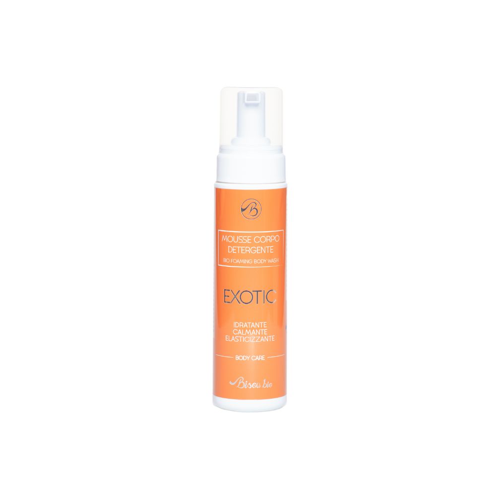 Mousse corpo detergente. Flacone arancione con dosatore bianco. Testo: Exotic, BisouBio.