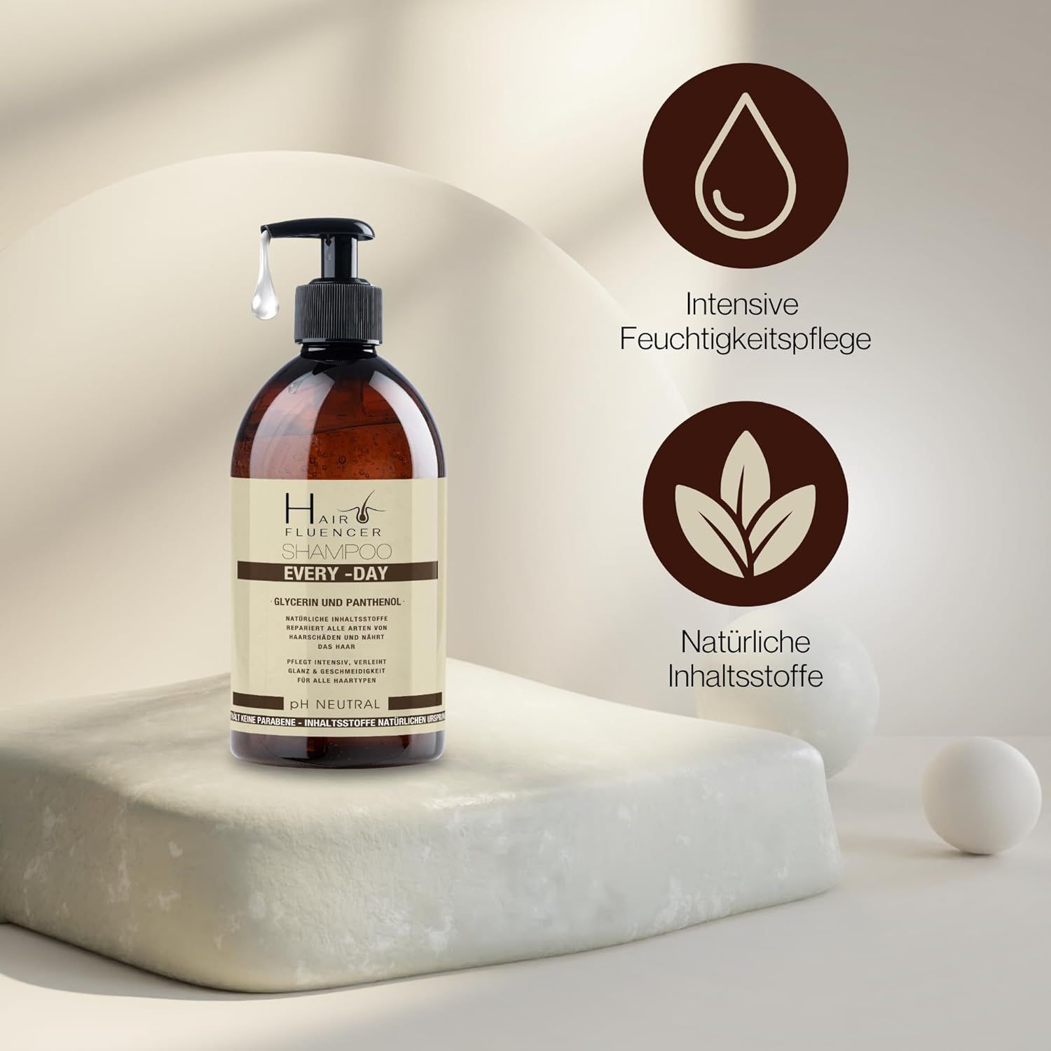 Flacon de shampooing brun avec pompe noire. Inscription: Hairfluencer Every-Day Shampoo. Sur socle blanc. Icônes supplémentaires.