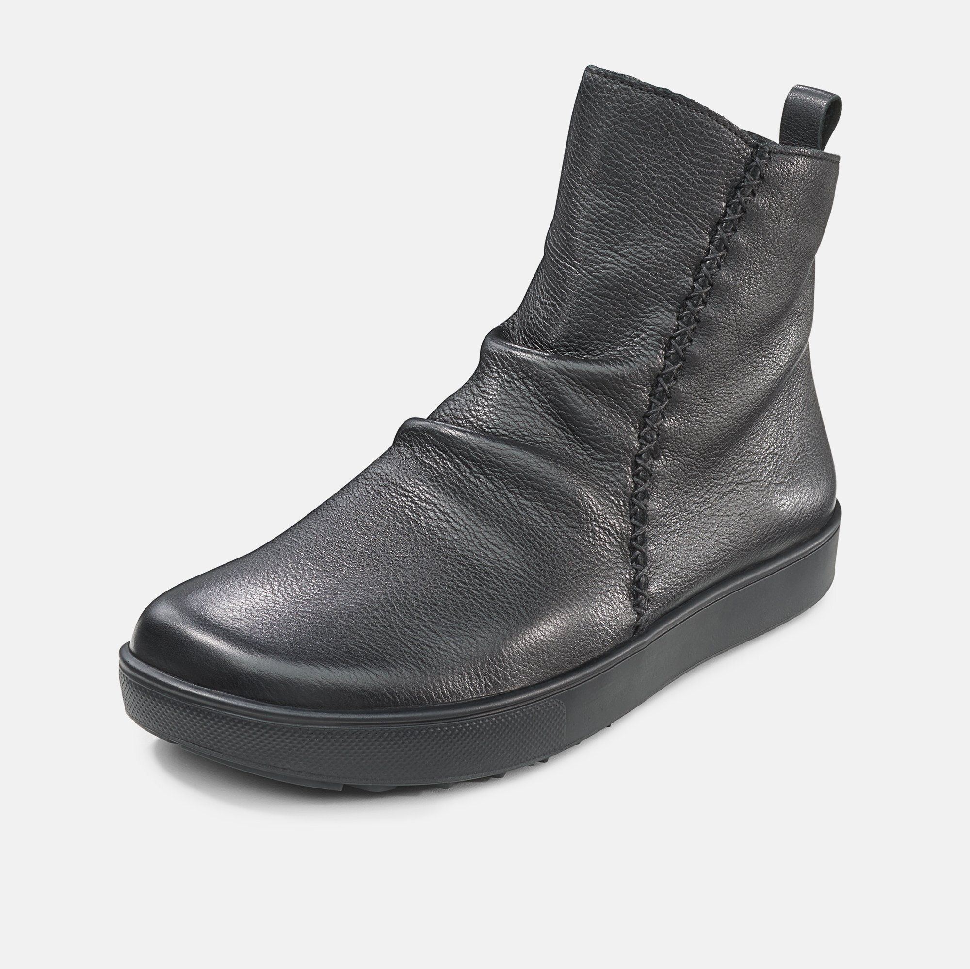 Schwarze Stiefelette mit Ziernähten und flacher Sohle. Schuh im Profil.