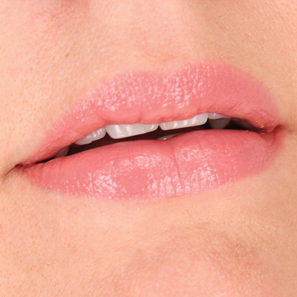 Nahaufnahme von Lippen mit rosafarbenem, glänzendem Lippenstift.