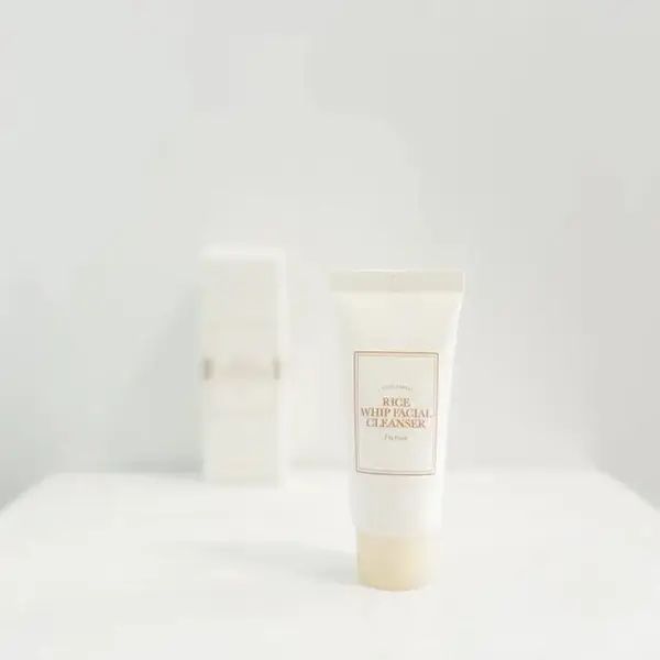 Weiße Tube 'Rice Whip Facial Cleanser' mit goldfarbenem Verschluss. Marke 'I'M FROM'. Auf weißem Hintergrund.
