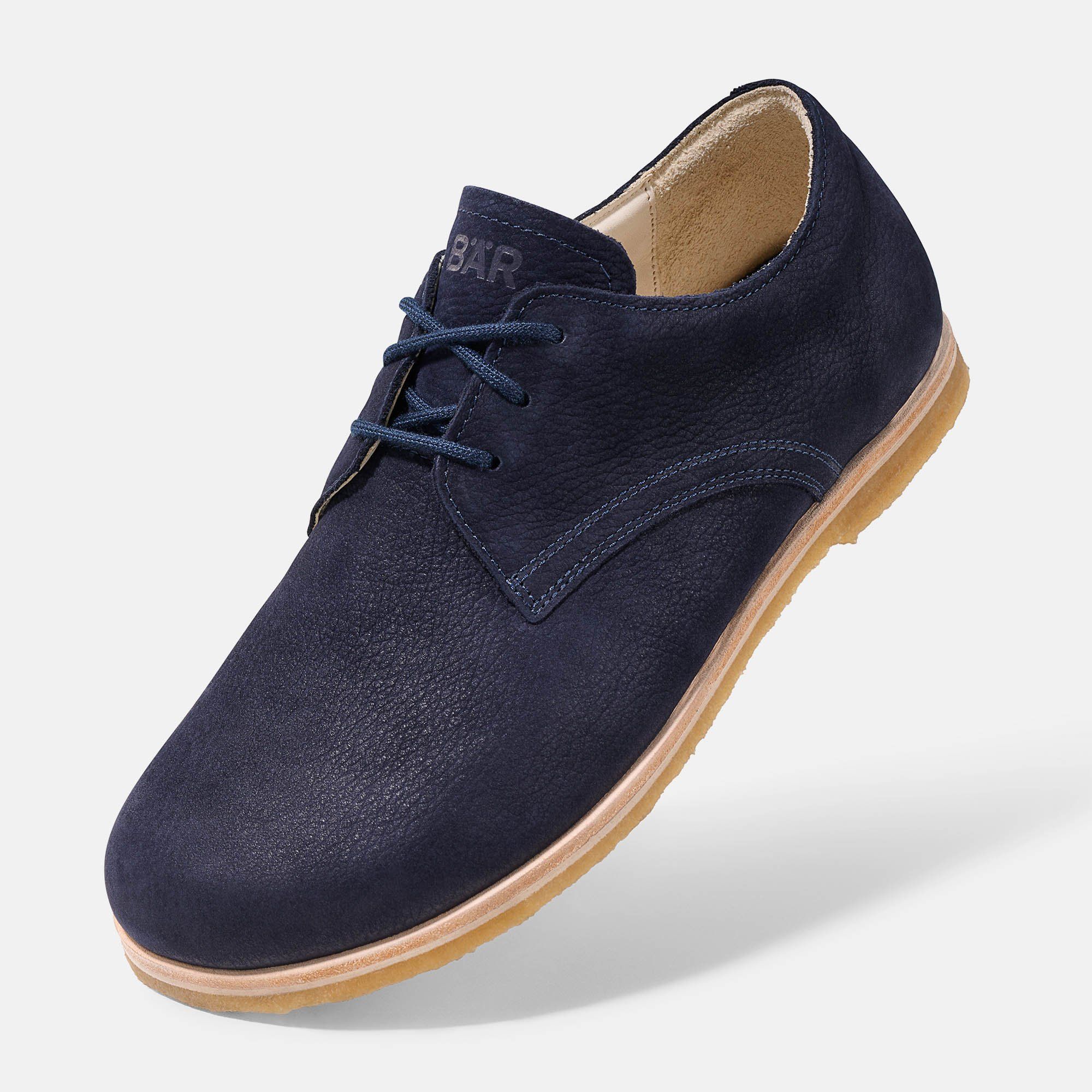 Blaue BÄR Clint Herren-Schnürschuhe. Breite Passform. Hellbraune Sohle. Schnürung. BÄR-Logo auf der Zunge. Schrägansicht.