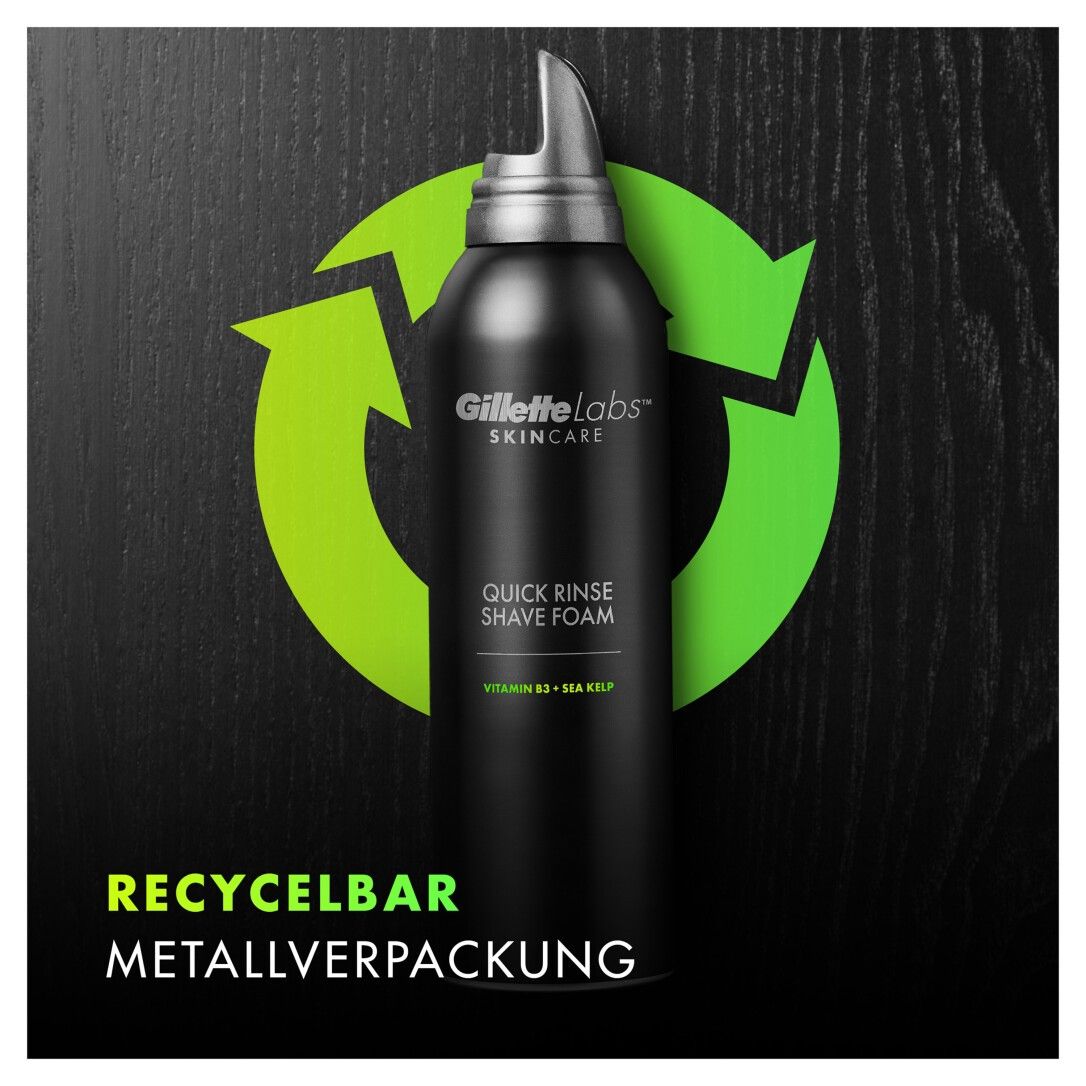 Schwarze Flasche mit Sprühkopf vor grünem Recycling-Symbol. Aufschrift: Gillette Labs, Quick Rinse Shave Foam. Text: Recycelbar, Metallverpackung.