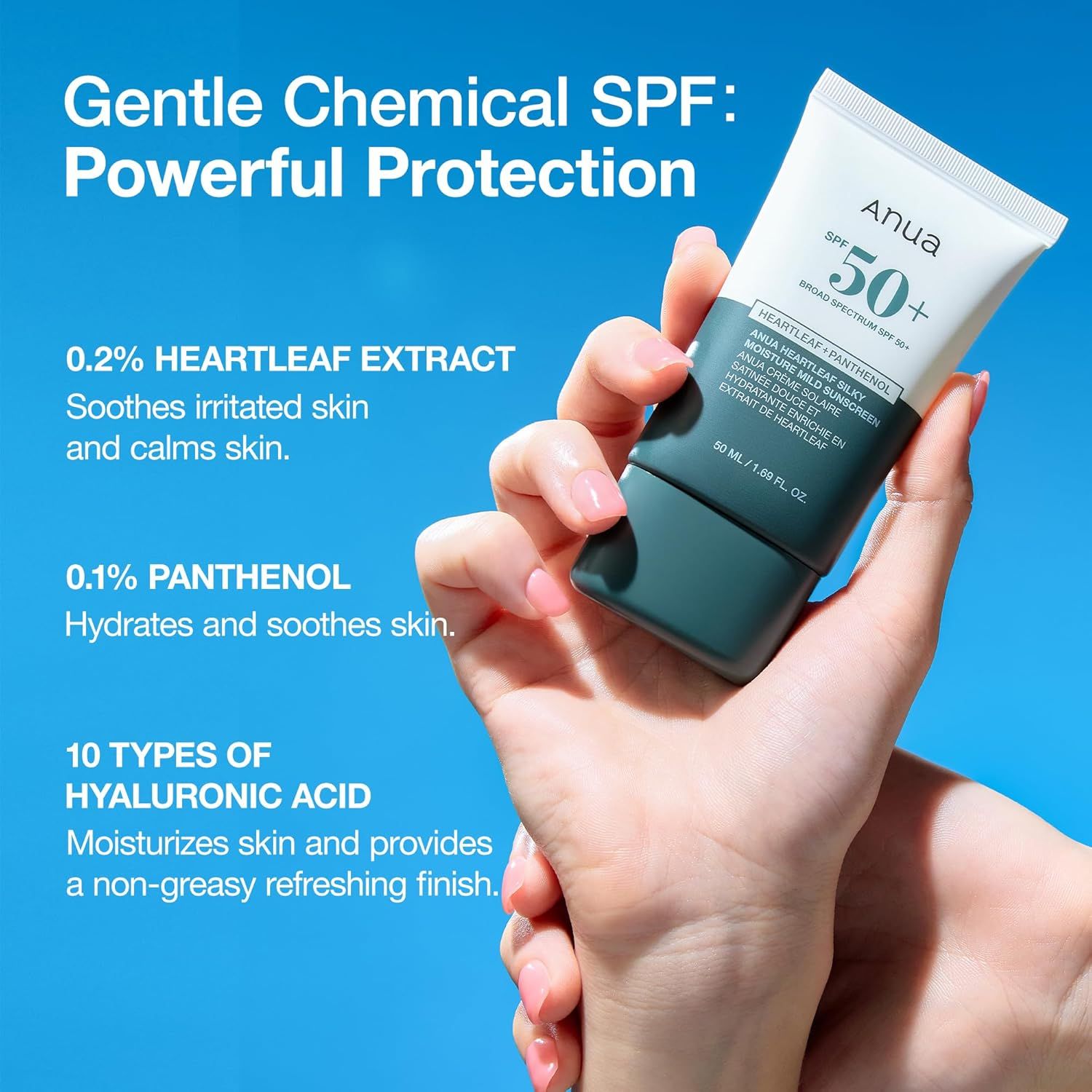 Hand hält Tube. Text: Gentle Chemical SPF: Powerful Protection. Inhaltsstoffe: Heartleaf, Panthenol, Hyaluronsäure.