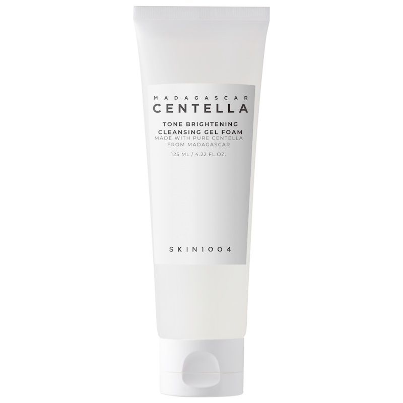 Weiße Tube mit Produktaufschrift. Text: MADAGASCAR CENTELLA, Tone Brightening Cleansing Gel Foam. Marke SKIN1004.