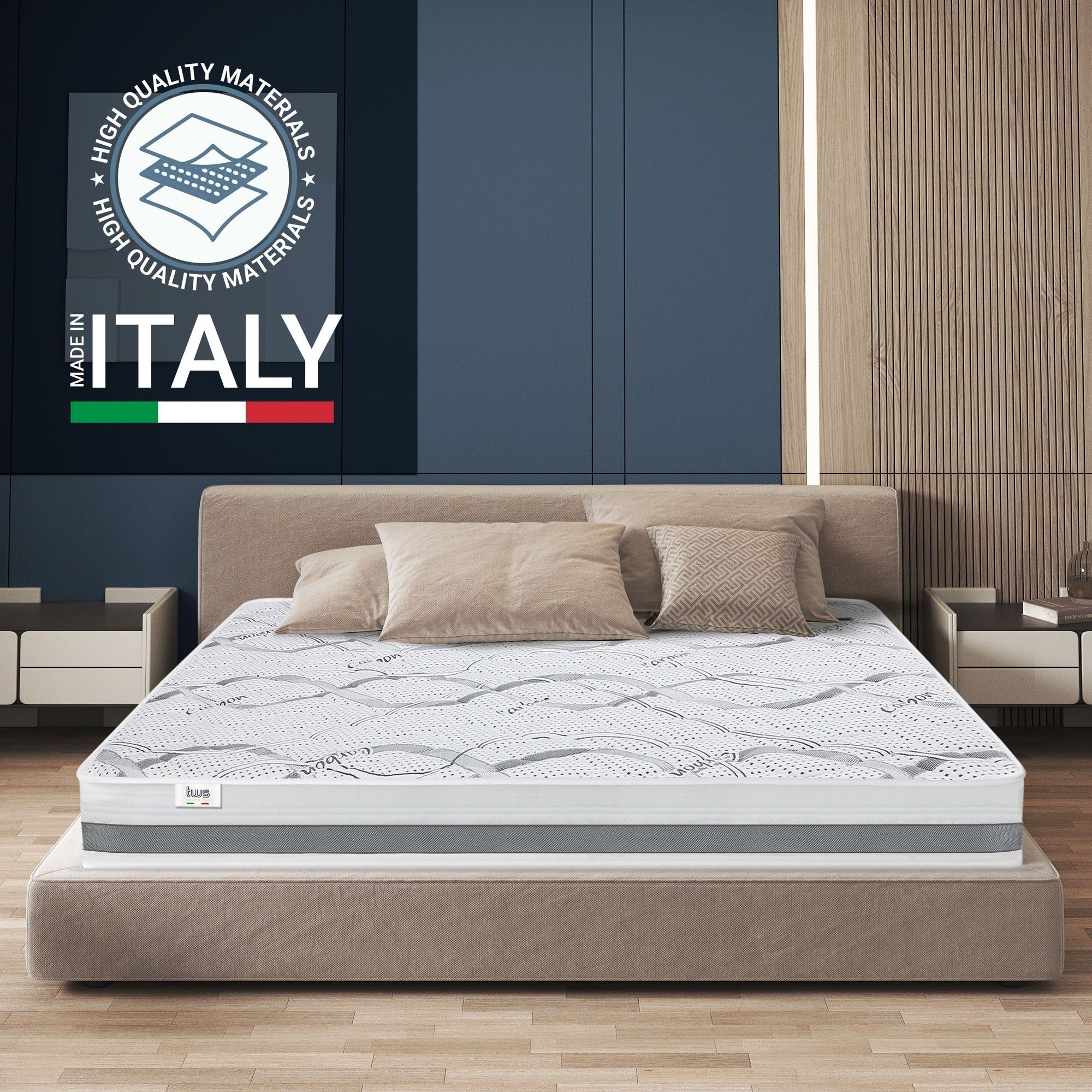 Matratze auf einem Bett in einem Schlafzimmer. "Made in Italy" und "High Quality Materials" Siegel.
