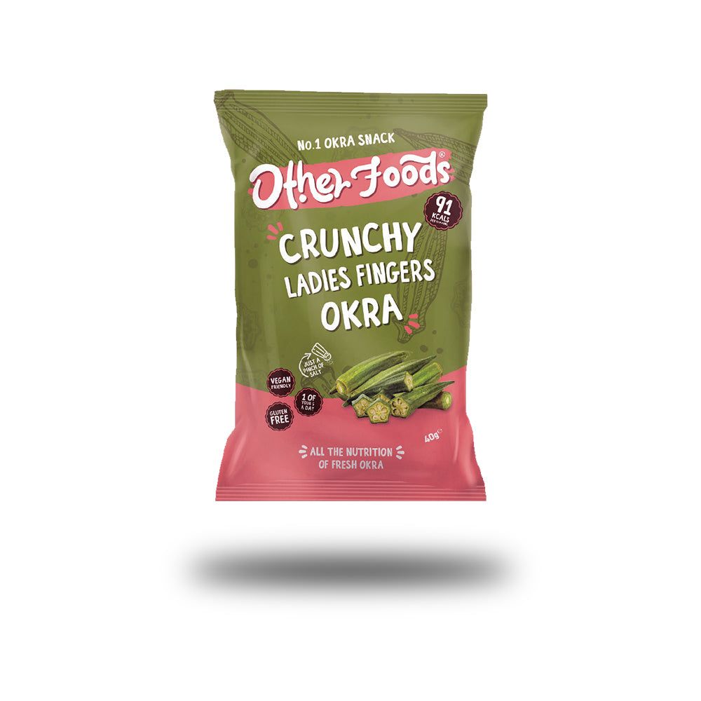 Verpackung mit "Other Foods Crunchy Ladies Fingers Okra". Grün-rosa Farbgebung. Text: "Vegan", "Glutenfrei".