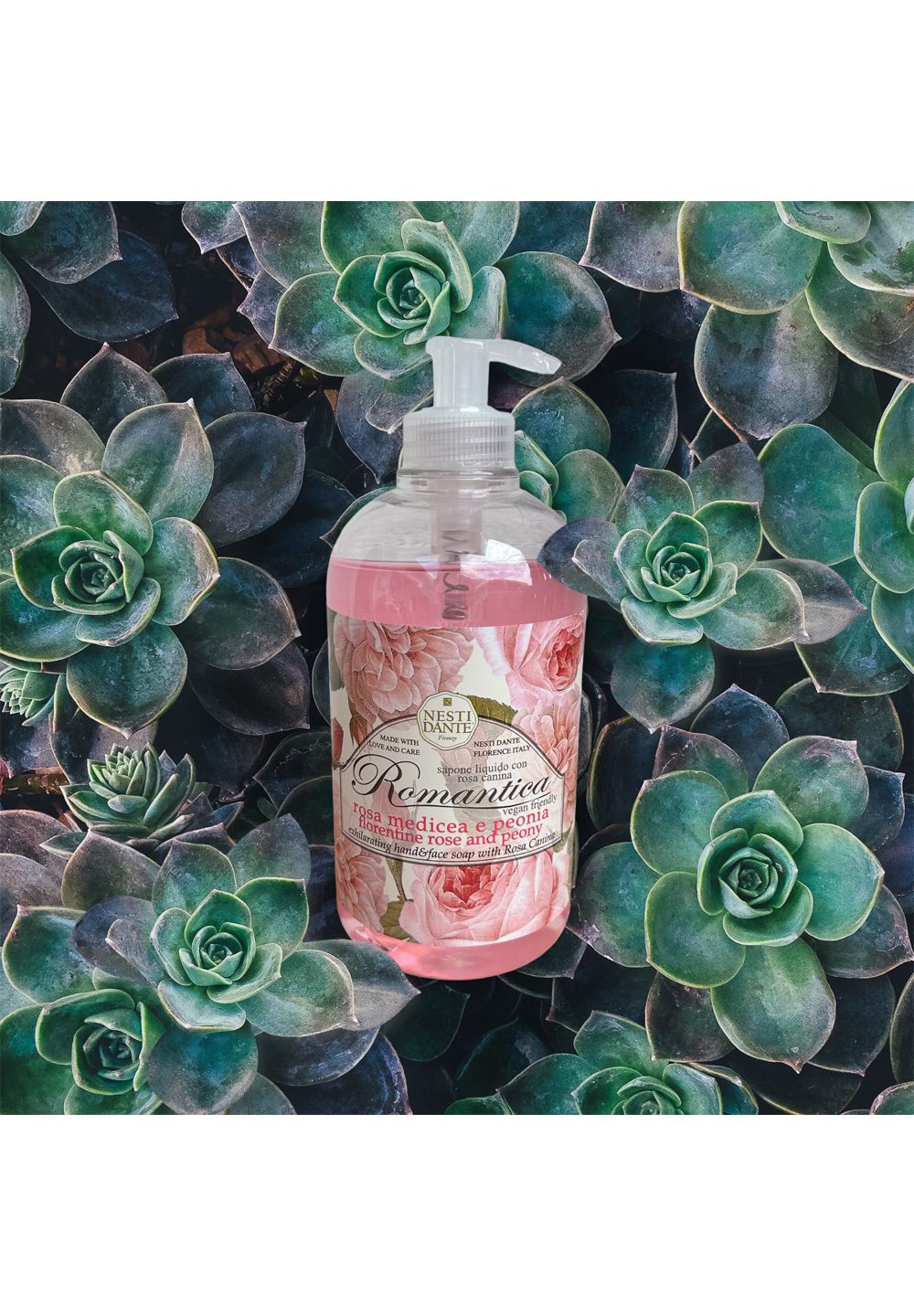 Transparente Flüssigseife mit rosa Inhalt und Pumpverschluss. Etikett mit Rosenmotiv und Schriftzug 'Romantica'.