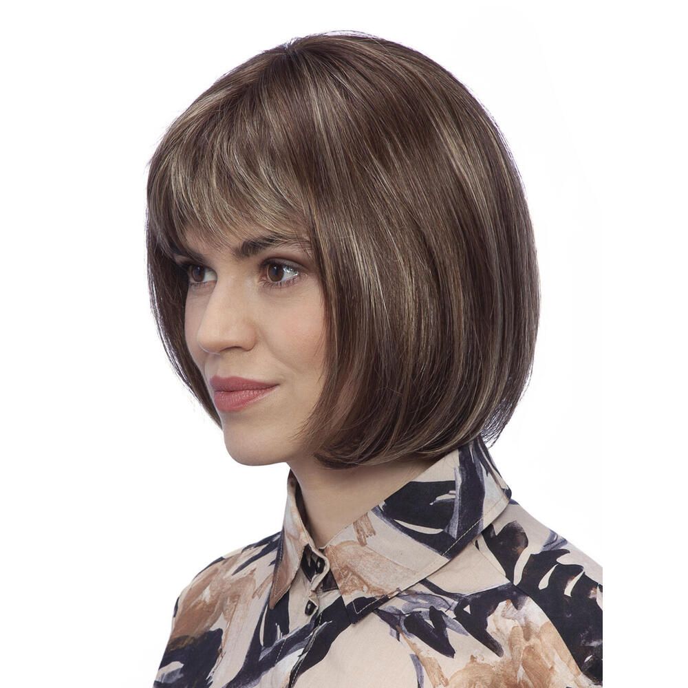 Perücke mit braunen Haaren und Pony. Die Haare sind glatt und haben blonde Strähnen. Seitenansicht.