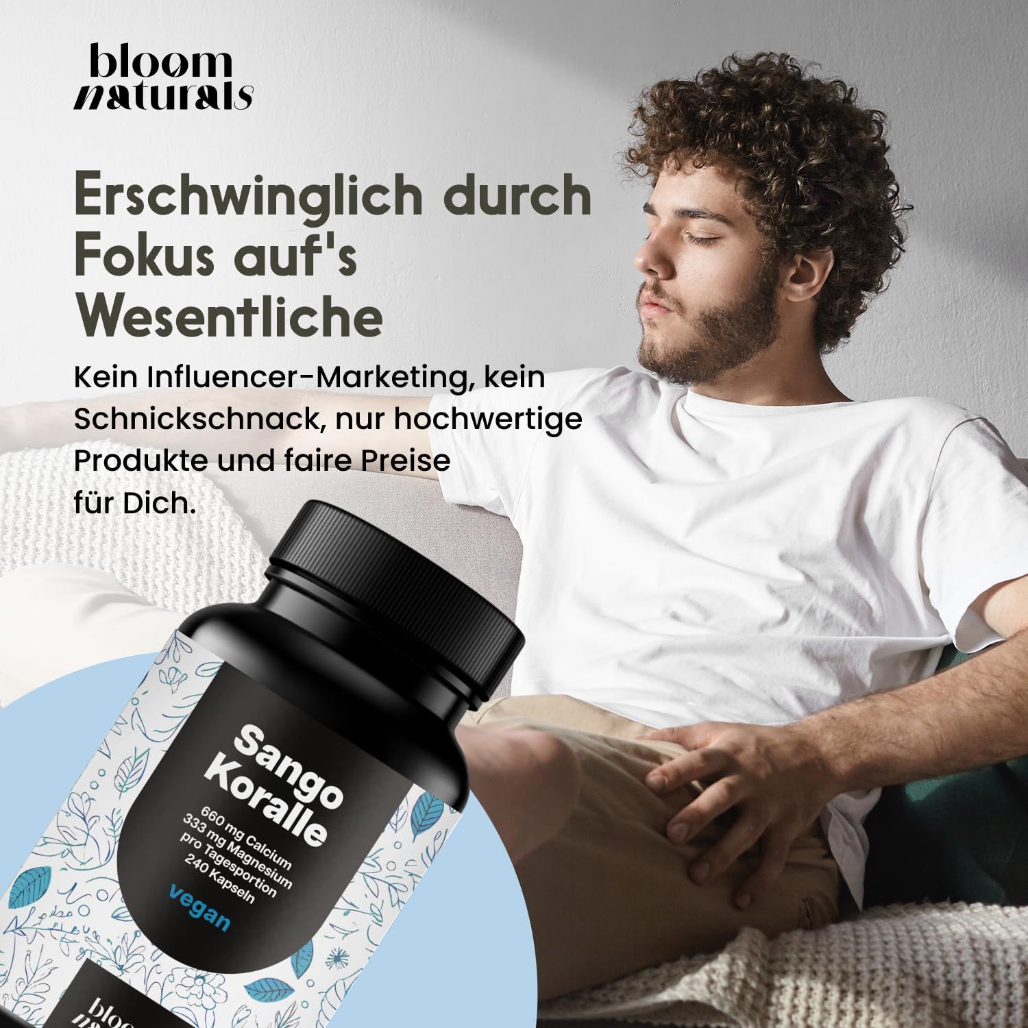 Mann sitzt auf Sofa, Flasche Sango Koralle. Text: Erschwinglich durch Fokus auf's Wesentliche. Marke: Bloom Naturals.