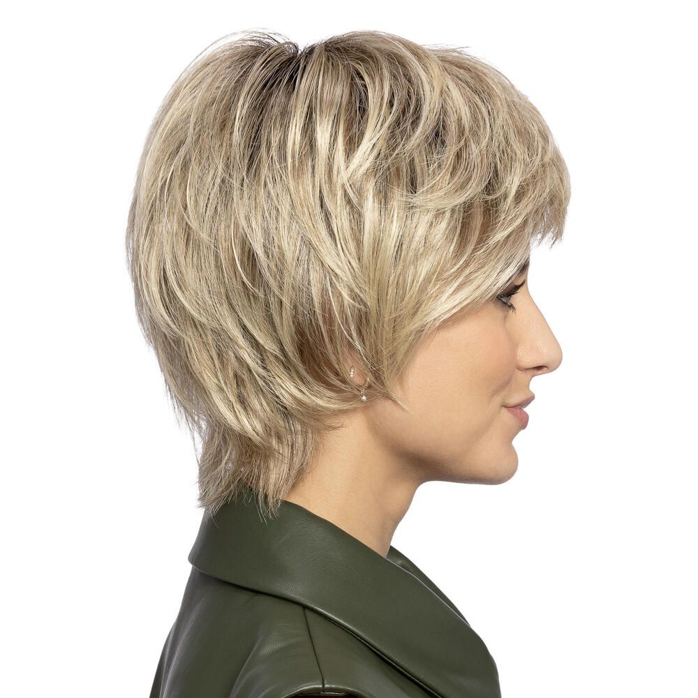 Kurzhaarperücke, blond, mit Pony. Frau trägt grüne Jacke. Profilansicht.