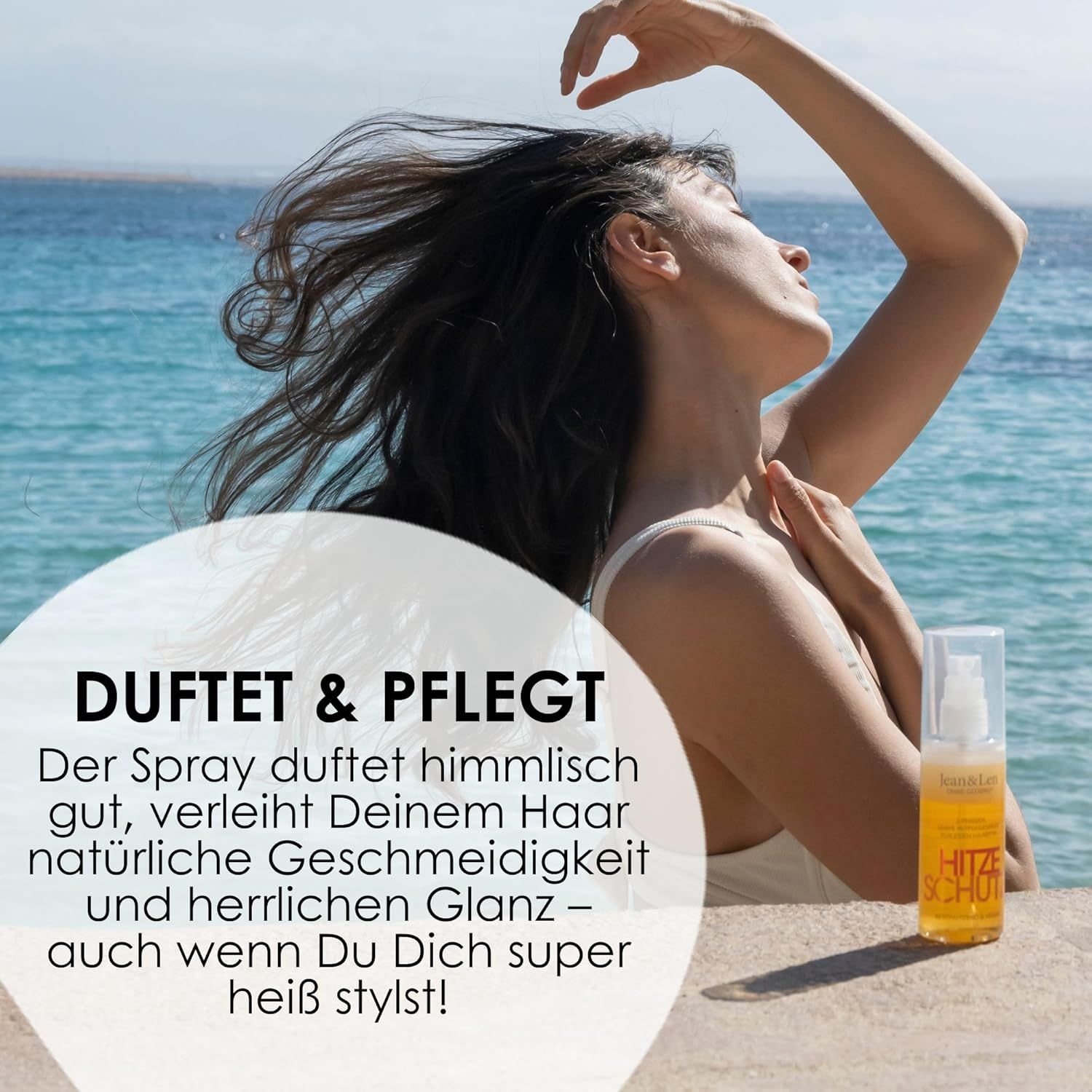 Frau am Strand mit Sprayflasche. Text: Der Spray duftet himmlisch, verleiht Glanz. Produkt: Jean & Len Hitzeschutz, transparente Flasche mit gelber Flüssigkeit.