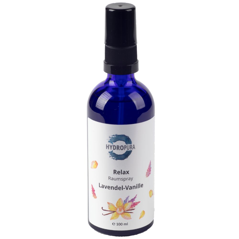 Blaue Glasflasche mit schwarzem Sprühkopf. Etikett mit HYDROPURA-Logo, Text: Relax Raumspray Lavendel-Vanille. Dekorative Elemente.
