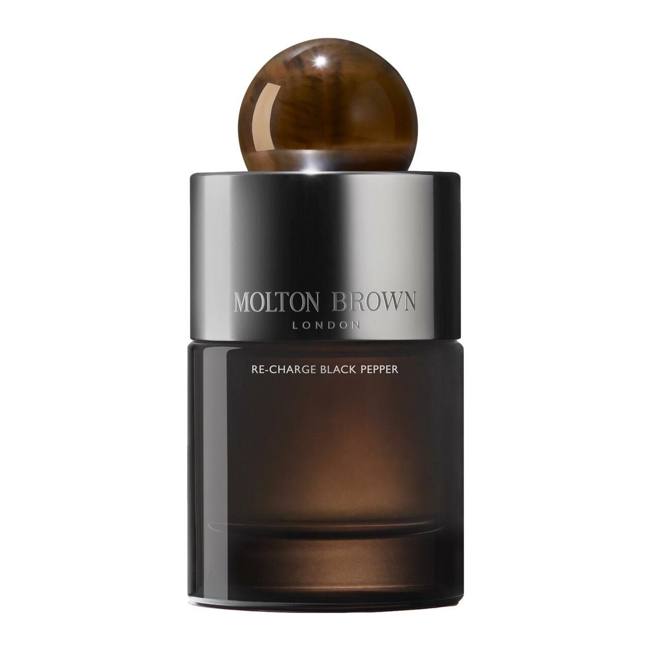 Dunkelbraune Glasflasche mit silbernem Deckel und braunem Verschluss. Aufschrift: Molton Brown London, Re-Charge Black Pepper.