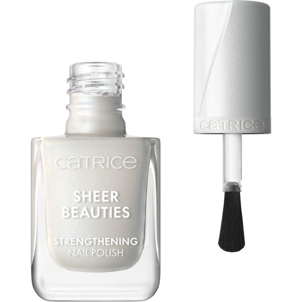 Nagellackflasche mit geöffnetem Deckel. Aufschrift: Catrice, Sheer Beauties, Strengthening Nail Polish. Farbton: Weiß.