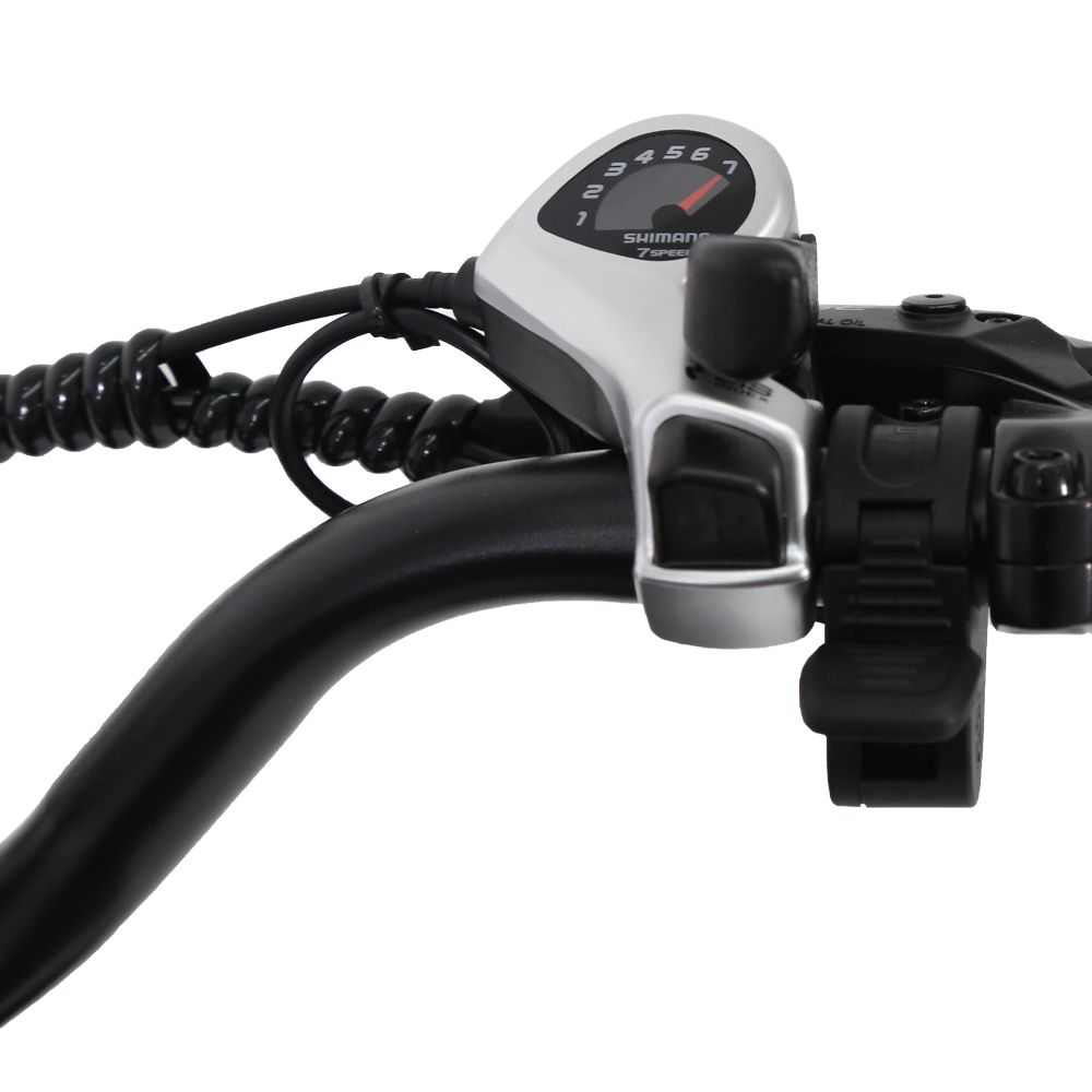 Lenkerdetail des Elektro-Mountainbikes. Shimano-Schaltung, Bremshebel, schwarze Griffe.