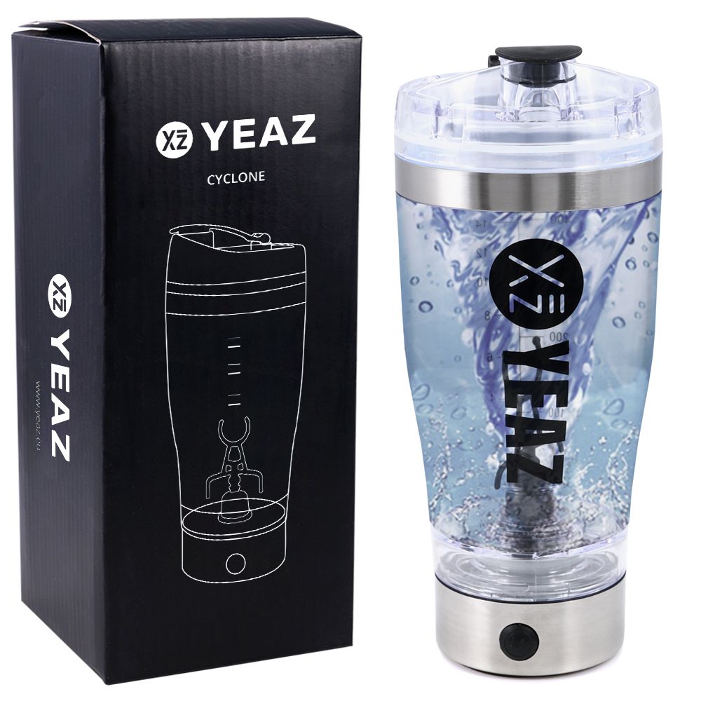 Schwarze Produktverpackung mit YEAZ-Logo und Mixer-Illustration. Daneben ein Mixer mit Wasserwirbel-Effekt.