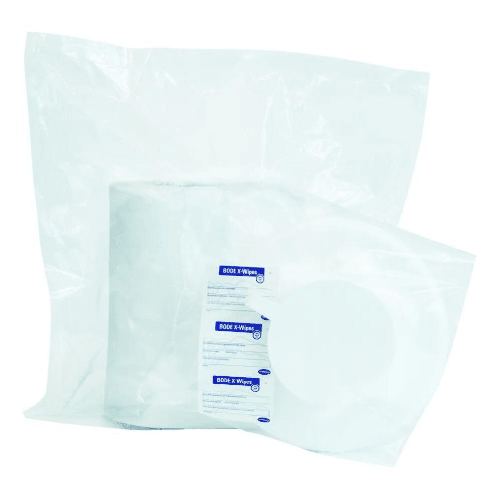 Vliesrolle und Spenderdeckel in Folienbeuteln. Blaue Etiketten mit "BODE X-Wipes"-Logo. Transparente Verpackung.