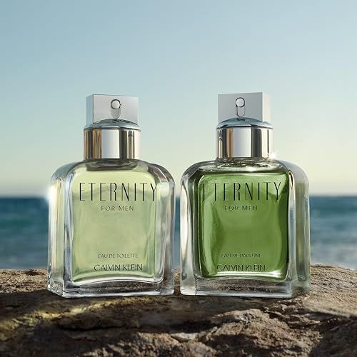 Zwei rechteckige Glasflaschen mit silbernen Verschlüssen. Auf den Etiketten steht "ETERNITY FOR MEN", "EAU DE TOILETTE" und "CALVIN KLEIN".