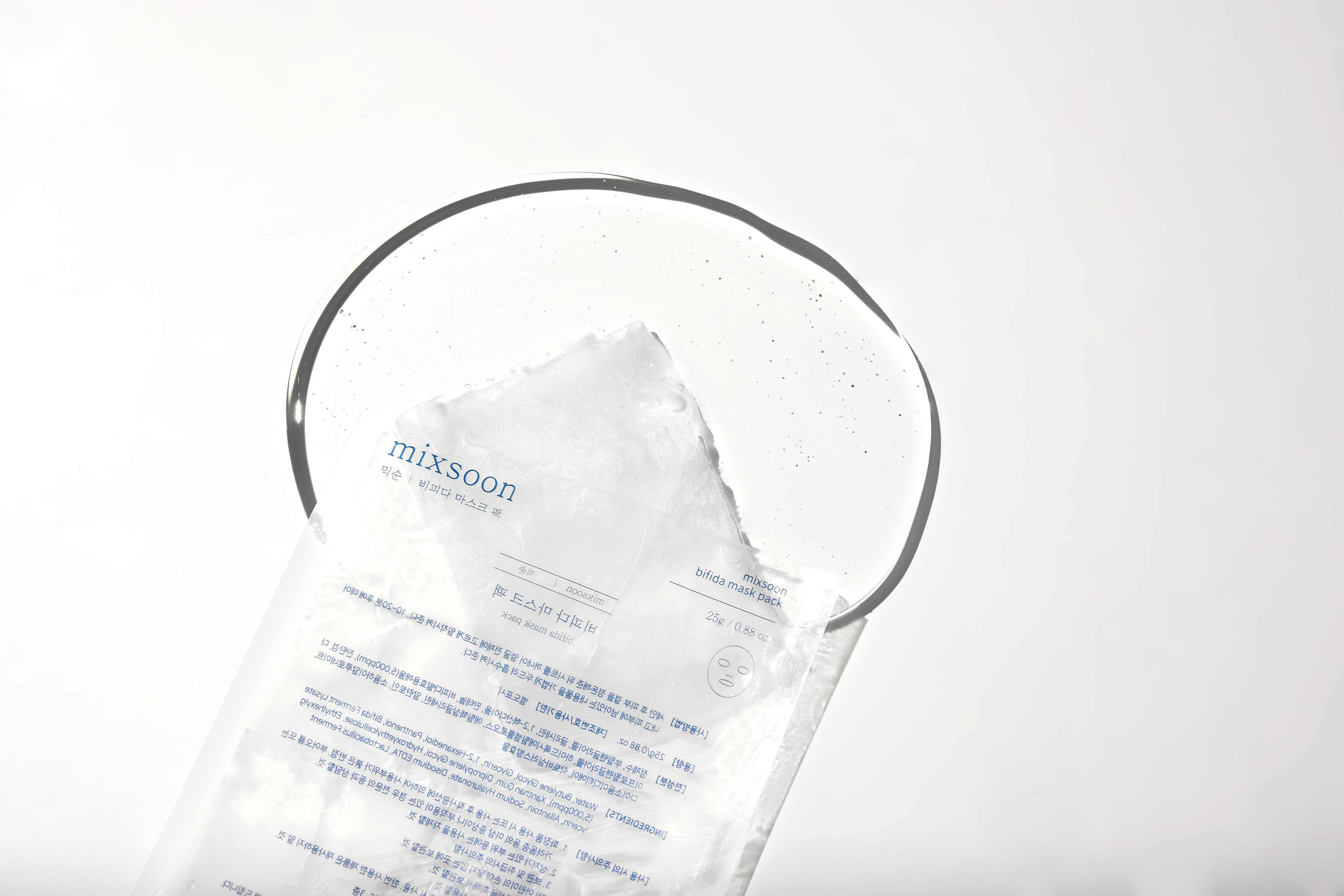 Maskenpackung in einer transparenten Schale. Aufdruck: mixsoon, Bifida Mask Pack. Weißer Hintergrund.