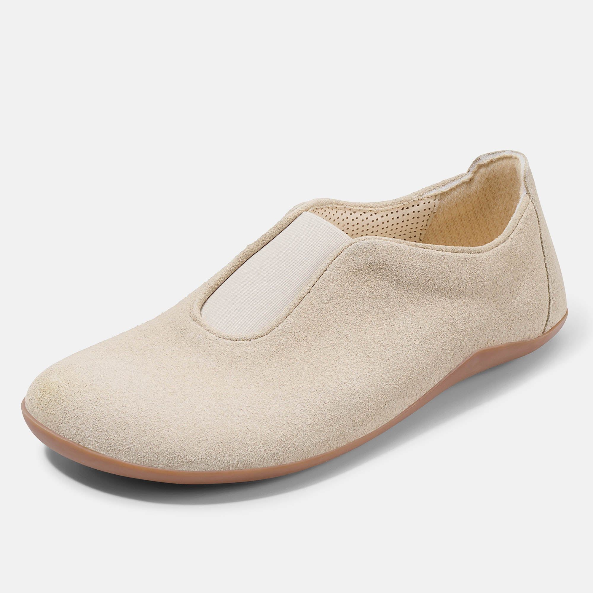 BÄR Myla Damen Slipper, beige Wildleder, breite Passform, schräg von hinten.