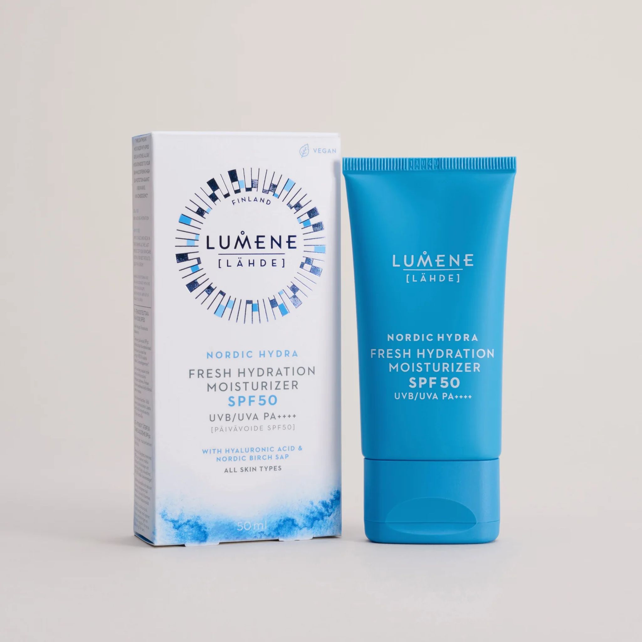 Produktverpackung und Tube. Verpackung: weiß mit blauem Design. Tube: hellblau, Aufschrift: LUMENE [LÄHDE], Nordic Hydra Moisturizer SPF50.