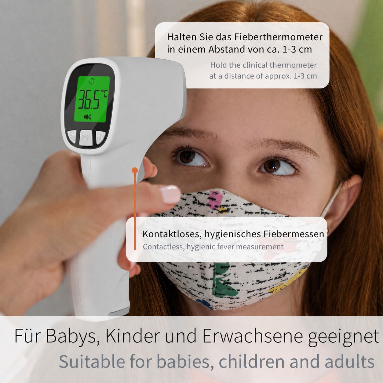 Person hält ein Infrarot-Thermometer auf Stirn eines Kindes mit Maske, ca. 5-15 cm Abstand.